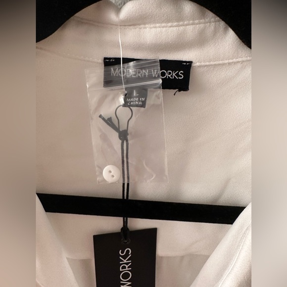 White tunic front buttons - Picture 3 of 3